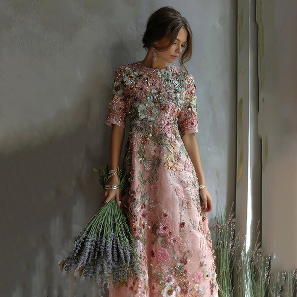 Vestido largo floral con lentejuelas y pintura al óleo, un diseño inspirado en el arte de la salud. 