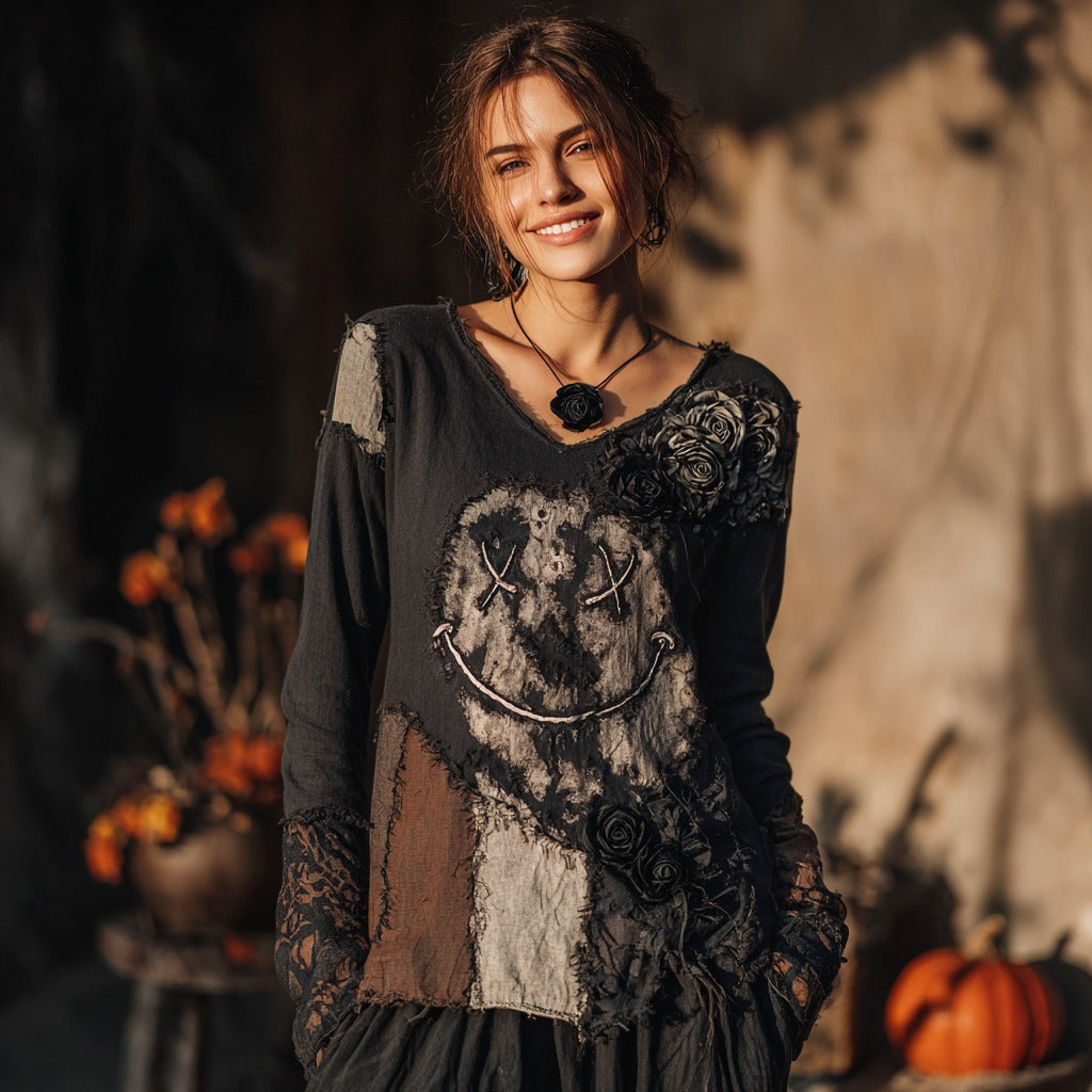 Camiseta de mujer con cuello en V y estampado de carita sonriente y rosa para Halloween 