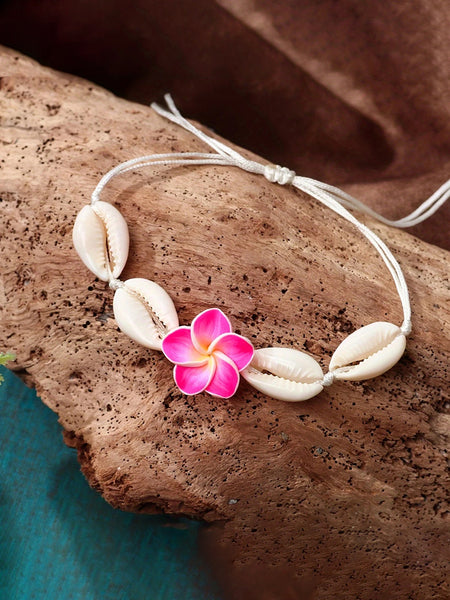 Pulsera ajustable con dijes florales y de conchas en rosa bohemio 