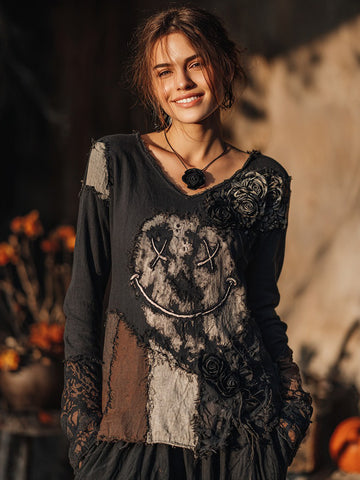 Camiseta de mujer con cuello en V y estampado de carita sonriente y rosa para Halloween 