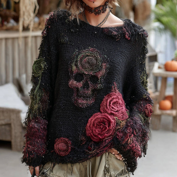 Pull gothique en grosse maille brodé de roses et de crânes 