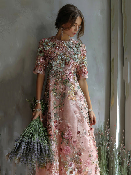 Vestido largo floral con lentejuelas y pintura al óleo, un diseño inspirado en el arte de la salud. 