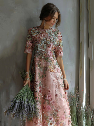 Vestido largo floral con lentejuelas y pintura al óleo, un diseño inspirado en el arte de la salud. 